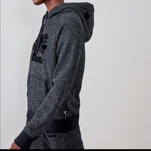 Women roots hoodie in black pepper.